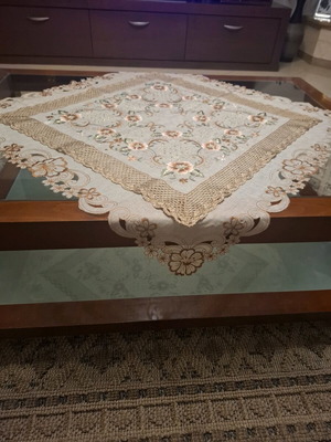 Tablecloth set with 2 napkins like new, embroidery and lace