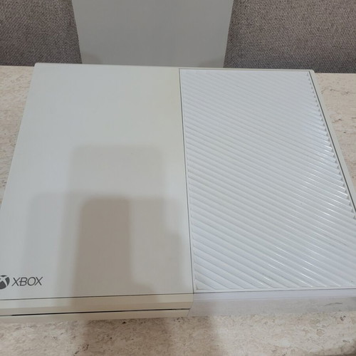 Xbox One 500GB white console with controller and GTA 5