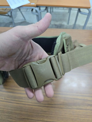 Επιχειρησιακή ζώνη μάχης με σύστημα MOLLE σε λαδί, με ένα σκισίμο