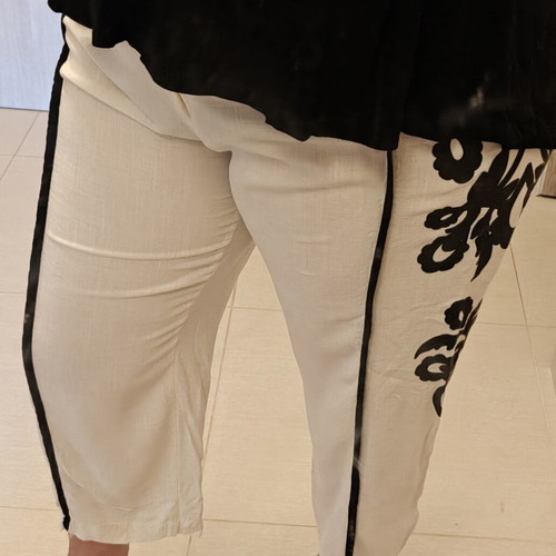 Mat Fashion plus size capri pants, one size with elastic waist, black and white