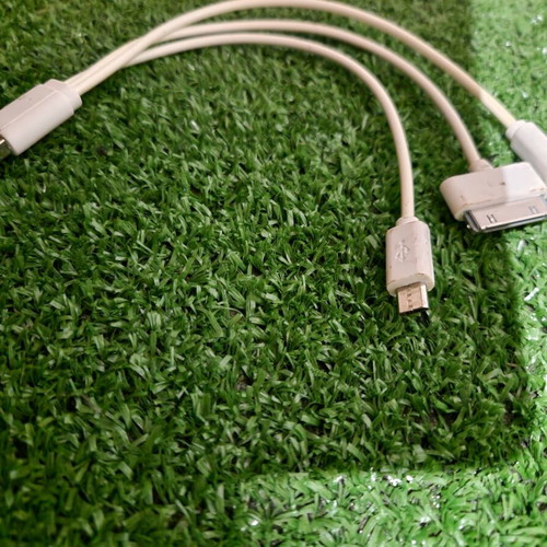 3-in-1 multi-USB charging cable with Micro-USB, Apple Lightning and 30-pin connectors