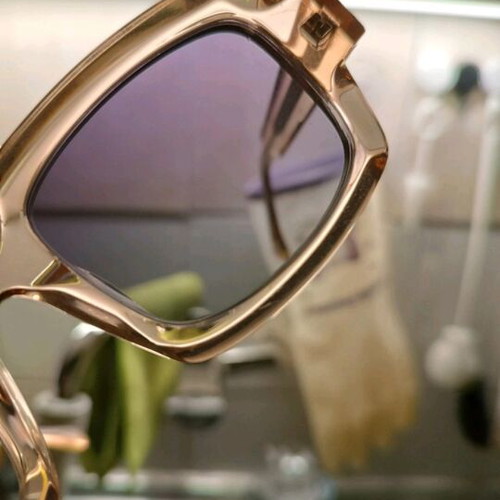 Unisex sunglasses with brown acetate square frame and polarized lens like new