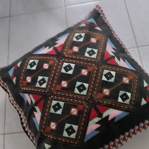 Hand-embroidered pillowcase like new, 55x55 cm