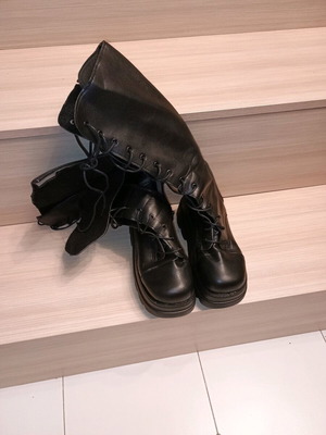 Black boots with high sole like new, size 39