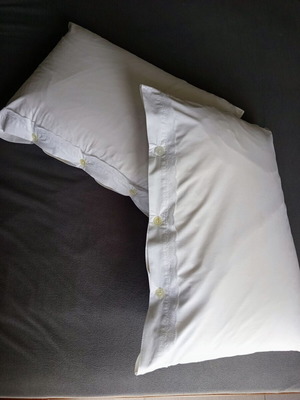 Set of 2 vintage white cotton pillowcases with lace like new