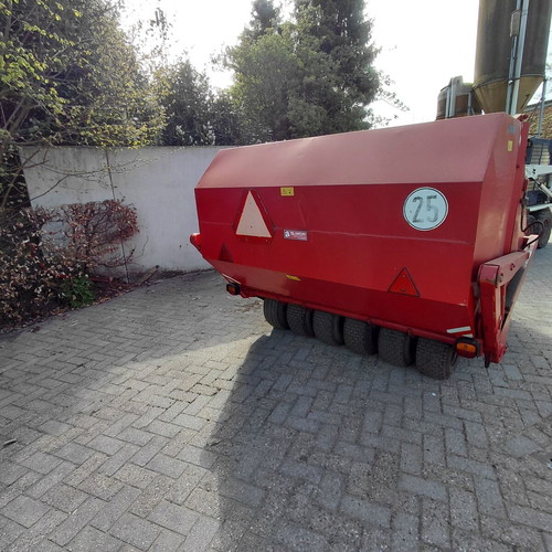 Sweeper machine with high tip hopper, PTO drive