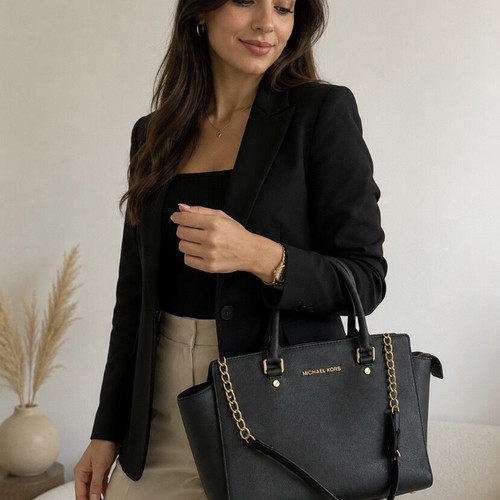 Michael Kors handbag like new, black saffiano with gold details
