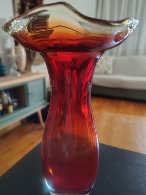 Flower vase 17cm red-orange with flower-shaped rim, like new