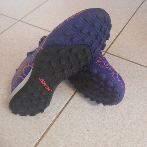 Skechers SKX 01 Academy Juniors football shoes size 32 like new purple with studs