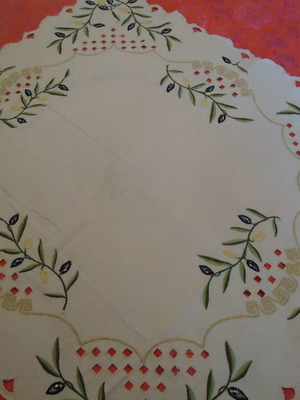 Cotton tablecloth with plant cutwork embroidery and olive design 75x75 cm new