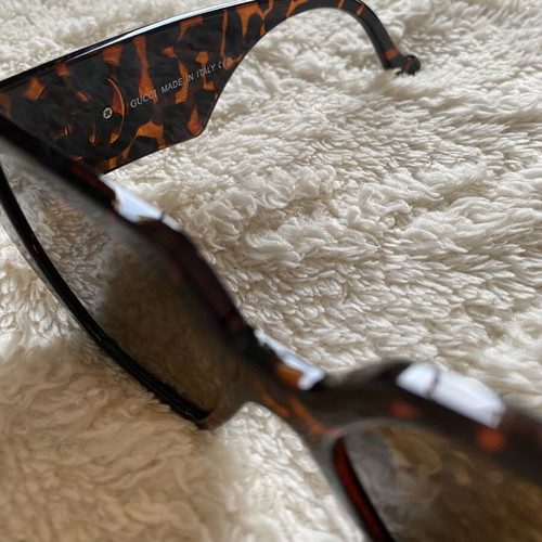 Gucci sunglasses like new, brown