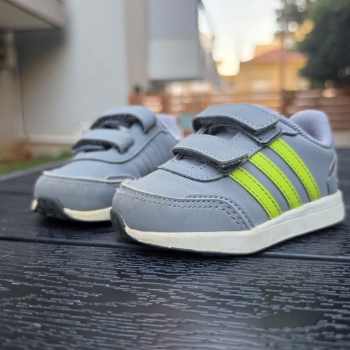 Adidas VS Switch 3 baby sneakers size 20 like new, grey with green details