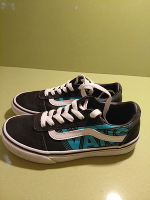 Vans YT Ward Glow sneakers size 34 like new, neon blue and black
