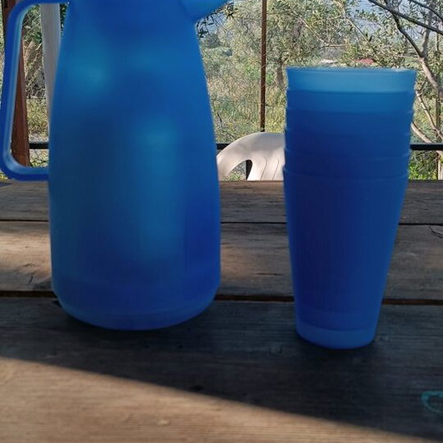 Blue thermos set like new with 6 plastic cups