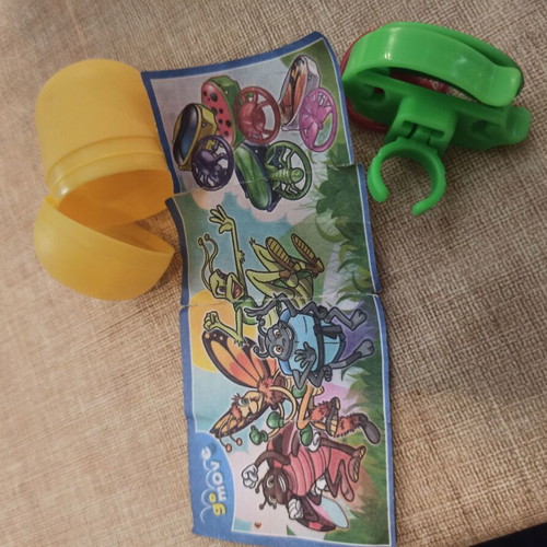 Kinder toy ring that throws ladybug disc like new