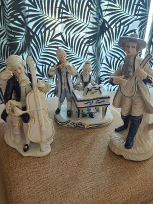 Porcelain musician figurine set like new, 4 pieces white-blue gold
