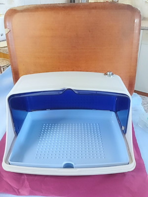 UV sterilizer like new for beauty salon tools with removable tray
