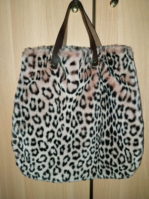 Animal print handbag like new, medium size with fur texture