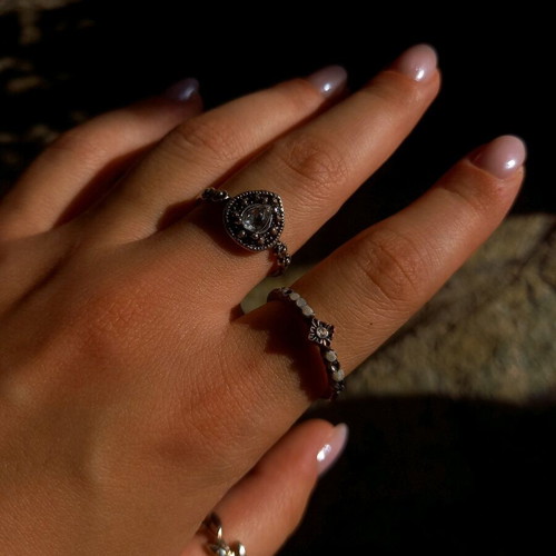Rings like new with elegance and dark vibes