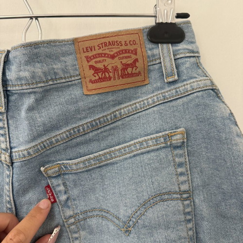 Levi's denim mom shorts used, size 28 waist UK 36-38 EU