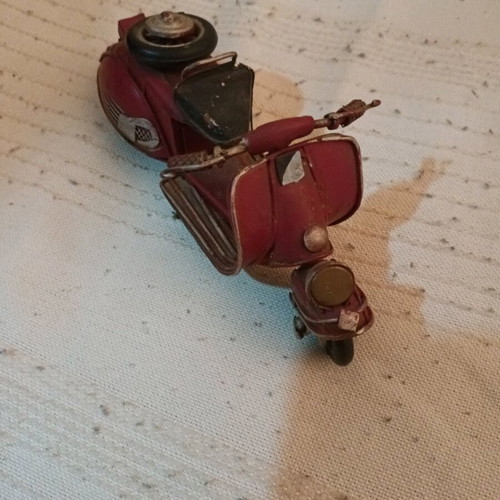 miniature of an old Vespa (370)