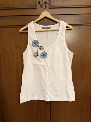 White sleeveless top Summer Time by Raveli like new with embroidered flowers