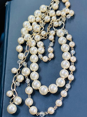 Κολιέ με μεγάλες λευκές πέρλες αφόρετο