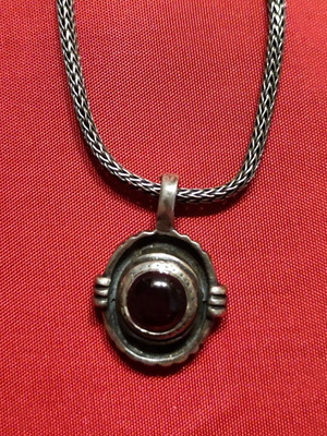 Silver pendant with garnet like new
