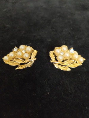 Vintage earrings leaf shape with pearls, like new