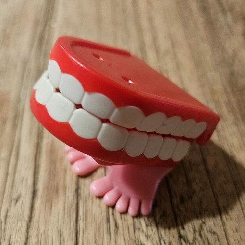Wind-up Chattering Teeth toy new