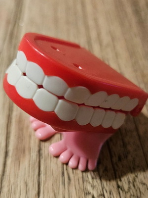 Wind-up Chattering Teeth toy new
