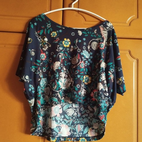 Asymmetric women's crop top like new, blue multicolor, size M