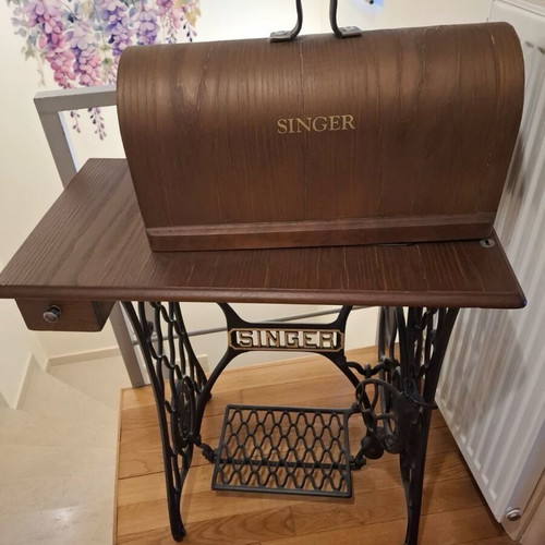 Singer sewing machine like new