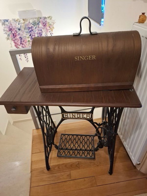 Singer sewing machine like new