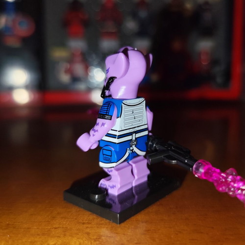 Zeb Orrelios New Republic Pilot figure like new with stand and AB-75 bo-rifle