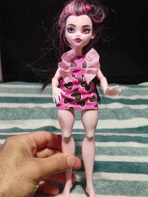 Draculaura doll used, missing shoes and accessories