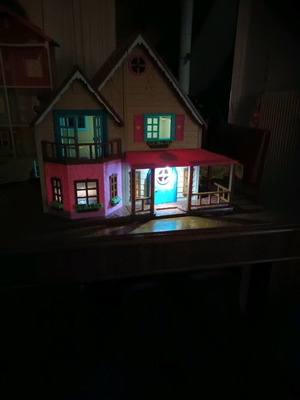 Dollhouse with lights used, large