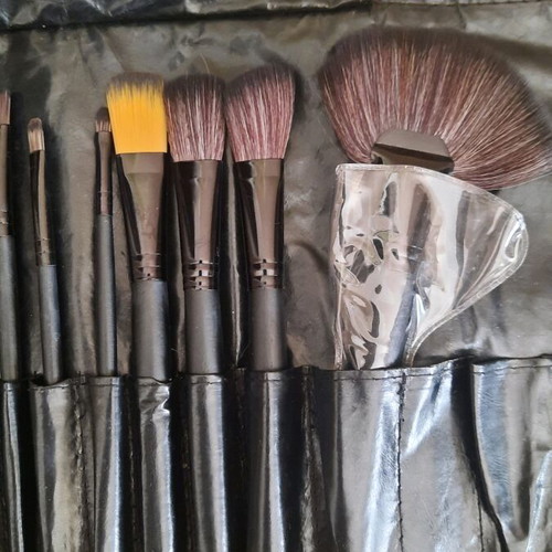 Makeup brush set like new, 16 pieces with case