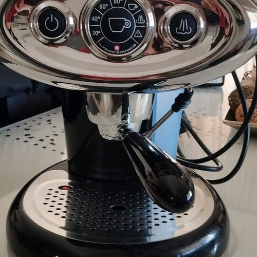 Illy espresso coffee maker used, 15 bar pressure, capsule compatible