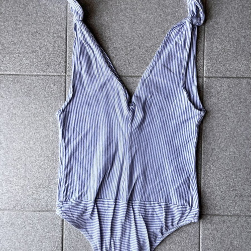 Zara v neck sleeveless bodysuit used, size XS, white and blue