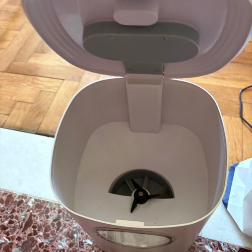 Automatic pet feeder with programmable feeding schedules