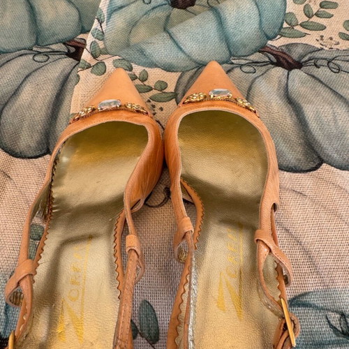 Kitten heels pumps like new, leather, beige, size 39