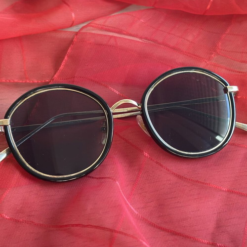 Women's sunglasses used, black and brown colors