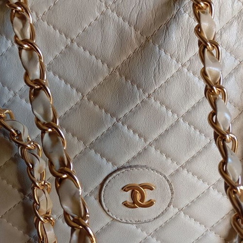 Leather shoulder bag, ivory, gold chain strap