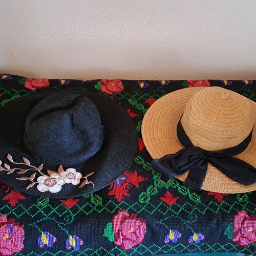 Women’s hats used, straw, size L, set of 2