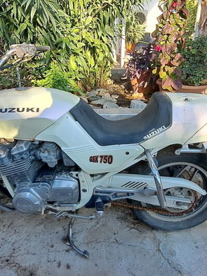 Suzuki GSX 750 μηχανή μεταχειρισμένη για ανταλλακτικά μόνο