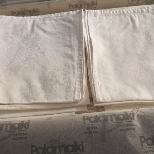 Palamaiki Tablecloth with 11 Napkins like new