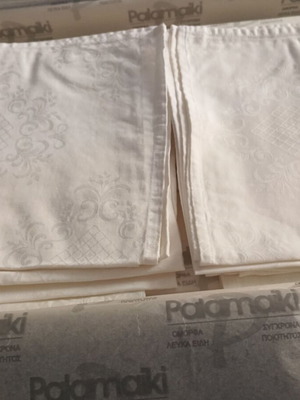 Palamaiki Tablecloth with 11 Napkins like new