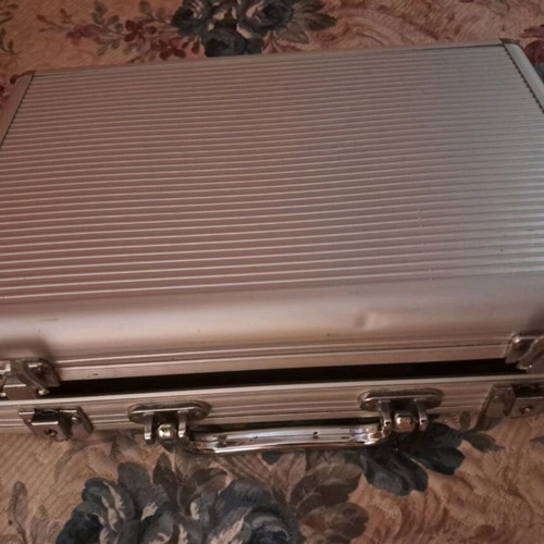 Poker set in metal case like new