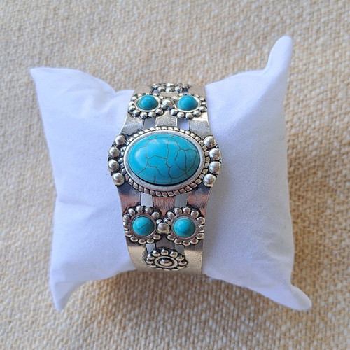 Bracelet cuff like new with turquoise and haolite stones